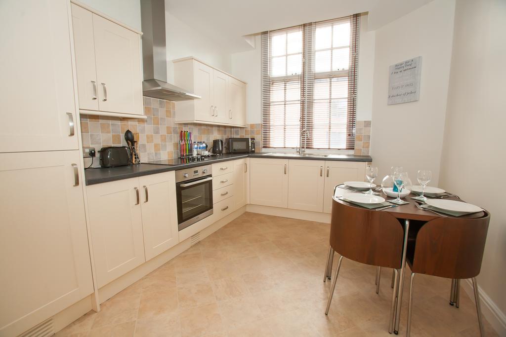 Comfortable Swindon Town Centre Apartments, Free Parking, Sleeps Up To 8 Exterior photo