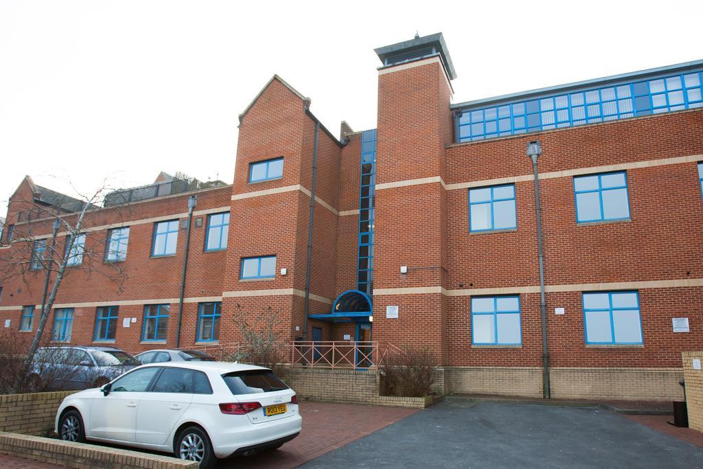 Comfortable Swindon Town Centre Apartments, Free Parking, Sleeps Up To 8 Exterior photo