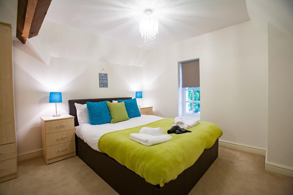 Comfortable Swindon Town Centre Apartments, Free Parking, Sleeps Up To 8 Exterior photo