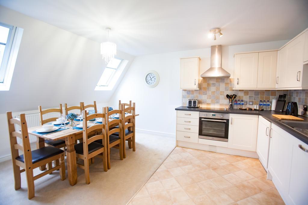 Comfortable Swindon Town Centre Apartments, Free Parking, Sleeps Up To 8 Exterior photo