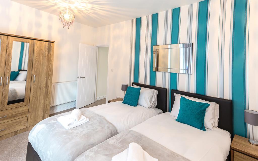 Comfortable Swindon Town Centre Apartments, Free Parking, Sleeps Up To 8 Exterior photo